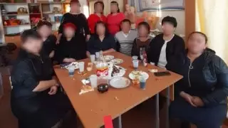 Түркістан облысында мұғалімдер отырыс жасаған: суретте ішімдік шөлмегі көрініп қалған