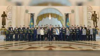 Президент вручил ордена и медали военным и правоохранителям