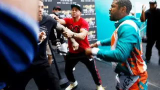 Мейвезер подрался с известным блогером на первой дуэли взглядов