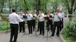 Оркестр сыграл под окнами ветеранов ВОВ в Алматы