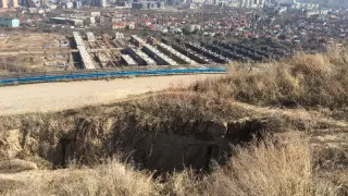 Укрепить оползнеопасный склон над элитным ЖК пообещали в Алматы