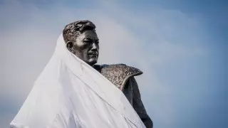 Памятник Талгату Бегельдинову установили в Нур-Султане