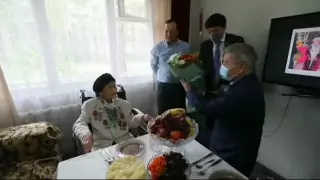 Аким ВКО лично поздравил бабушку-ветерана, которую исключили из списков из-за курения