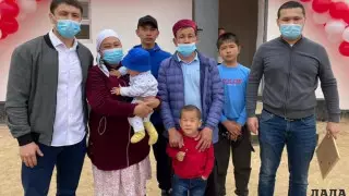 Выпускники скинулись и подарили дом многодетной семье в Мангистау