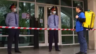 Подъезд дома в Алматы закрыли на изоляцию. Про это сняли сериал