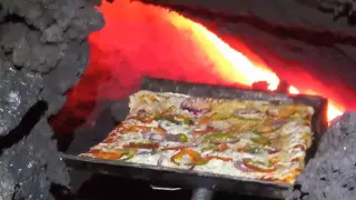 Пицца на вулкане. Бесстрашный шеф-повар прославился в Сети