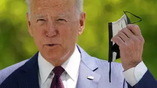 Байден публично снял маску и объявил "великий день для Америки"