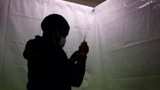 Вакцинированных от ковида призвали готовиться к повторной прививке