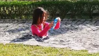 "Девочку замуровало в бетон". Оптическая иллюзия удивила пользователей Сети