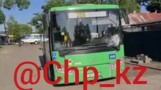 Автобус насмерть сбил женщину в Алматы