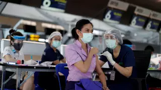 Коровами и золотом завлекают на вакцинацию от COVID-19 в Таиланде