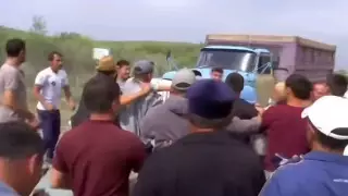 Сельчане дерутся с водителями грузовиков из-за дороги в Туркестанской области