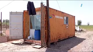 Пара с шестью детьми после пожара живут в контейнере в Шымкенте