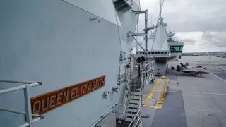 Британский авианосец вошел в Средиземное море