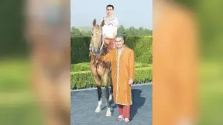 Президент Туркменистана подарил коня своему сыну