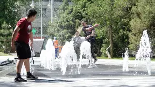 Бекшин запретил алматинцам купаться в фонтанах