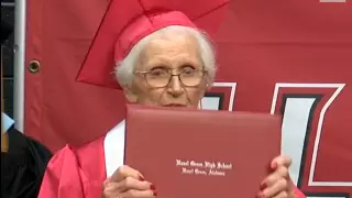 Бросившая школу американка получила аттестат в 94 года