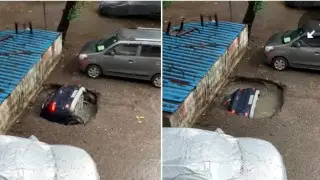 Авто за несколько секунд затянуло под землю в Индии