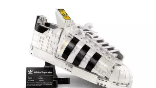 LEGO выпустила кроссовки Adidas из кубиков