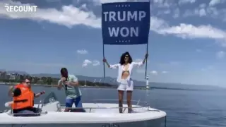 Племянница Усамы бен Ладена вышла на протесты с плакатом в поддержку Трампа