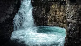 Проезд к популярному водопаду Текес в Алматинской области заградили шлагбаумом