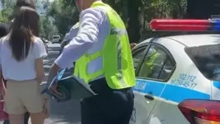 В Алматы автомобиль наехал на полицейского