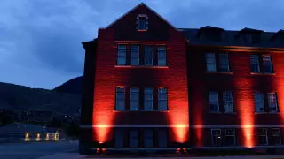 Сотни безымянных могил нашли возле здания бывшей школы в Канаде