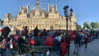 Сотни бездомных мигрантов установили палатки перед мэрией Парижа