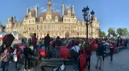Сотни бездомных мигрантов установили палатки перед мэрией Парижа