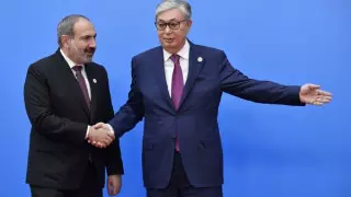 Президент Казахстана поздравил Пашиняна с победой на выборах