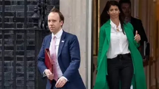 Скандал с отставкой главы Минздрава расследуют в Британии