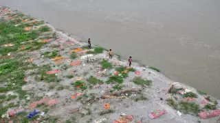 Трупы умерших от ковида начали массово всплывать на севере Индии