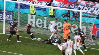 Испания пропустила курьезный гол, затем забила пять и вышла в четвертьфинал Евро-2020