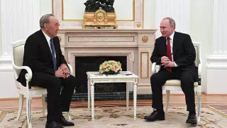 "Не буду в очередь вставать". Разговор Назарбаева и Путина сняли на видео