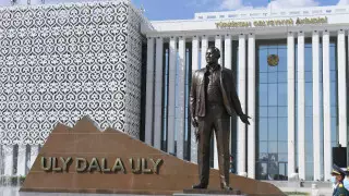 В Туркестане тоже установили памятник Нурсултану Назарбаеву