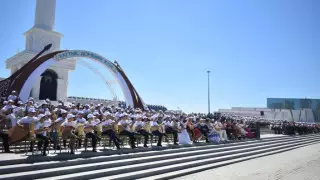 "Париждегі аншлаг, Нью-Йоркті таңғалдырған жастар". Желіні тәнті еткен домбырашылардың өнері