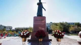 Аким Атырауской области возложил цветы к памятнику Курмангазы