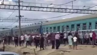 Толпа людей с криками бежала за движущимся поездом в Атырауской области
