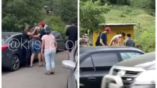 "Кидался на всех": конфликт водителей после ДТП сняли на видео в Алматы