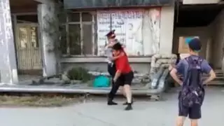 Потасовка мужчины с полицейским попала на видео в Атырау