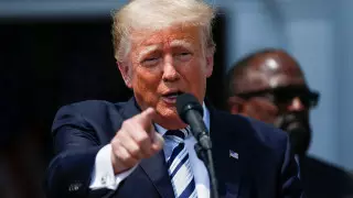 Трамп подает в суд на Facebook, Twitter, Google и их руководство