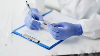 Почему вакцина бесплатна, а ПЦР нет, объяснили в Минздраве