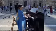 Казахстанец сыграл гимн на главной площади в Милане