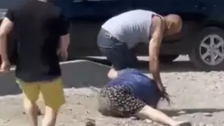 "Схватил за волосы и волок по земле": конфликт пары сняли на видео в Алматы