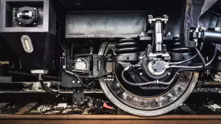 Мужчине отрезало обе ноги грузовым поездом в Уральске