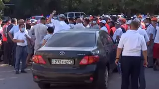 Железнодорожники устроили протест у здания КТЖ в Шымкенте