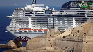 Первая европейская страна закрывает въезд для непривитых от COVID-19