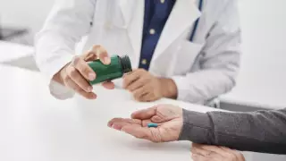 Популярный антибиотик признали бесполезным для лечения коронавируса