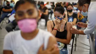 Pfizer сообщит о необходимости третьей дозы ее вакцины