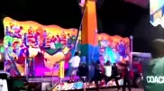 Падающий аттракцион с людьми удержали прохожие в США